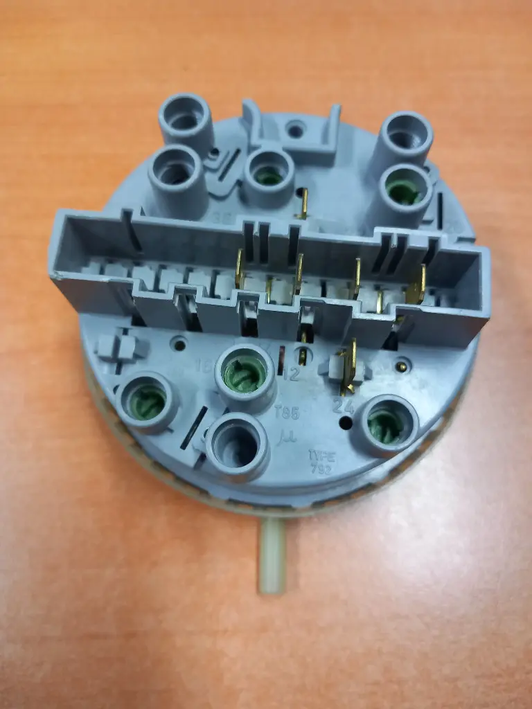 PRESSOSTAT ML  WH 481927128544 -- Jusqu'à fin de stock-33/88 7472 029 73/35S 165/75