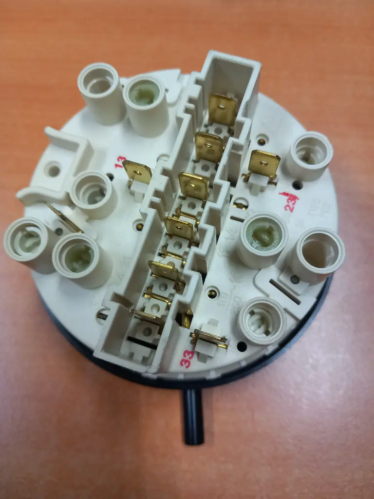 PRESSOSTAT ML ELECTROLUX-ZANUSSI  4210014114004 - Jusqu'à fin de stock-447/97-331702101-95/50-115/65-130/90