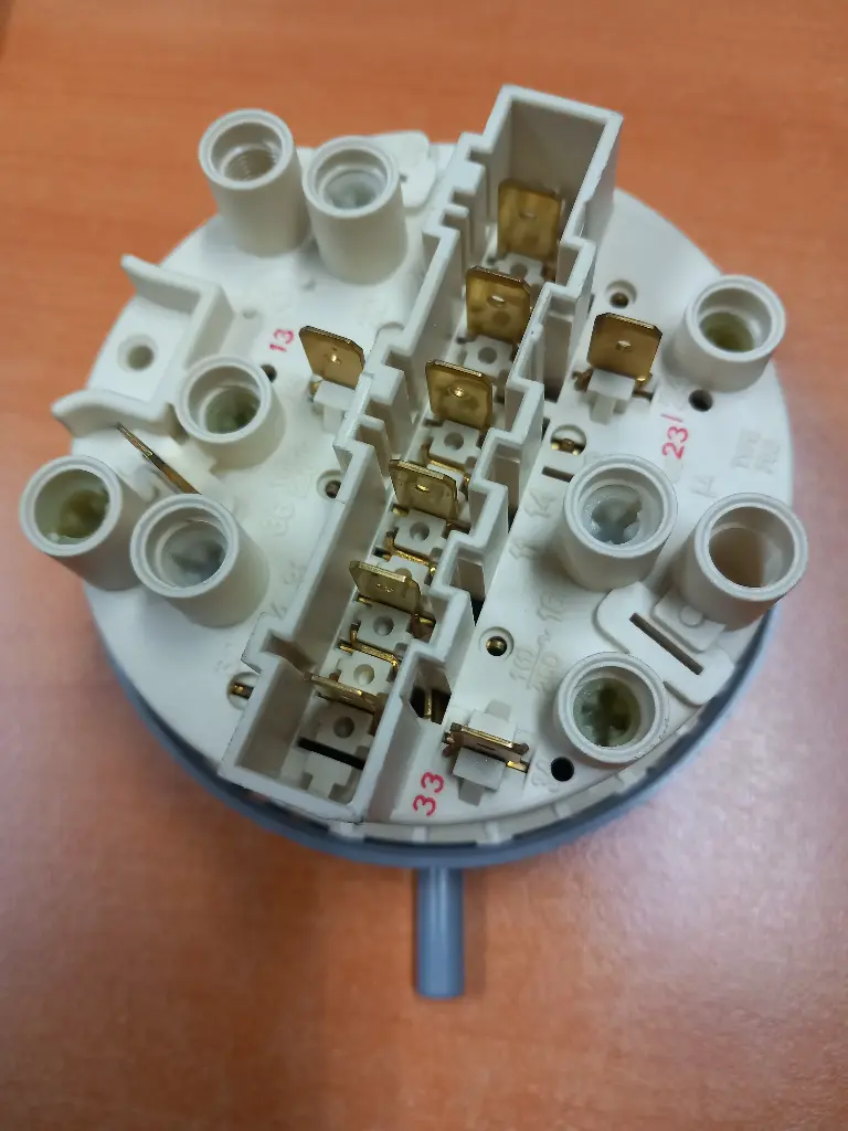 PRESSOSTAT ML  ELECTROLUX-ZANUSSI 4210012690005 - Jusqu'à fin de stock-84/40-125/85-175/135