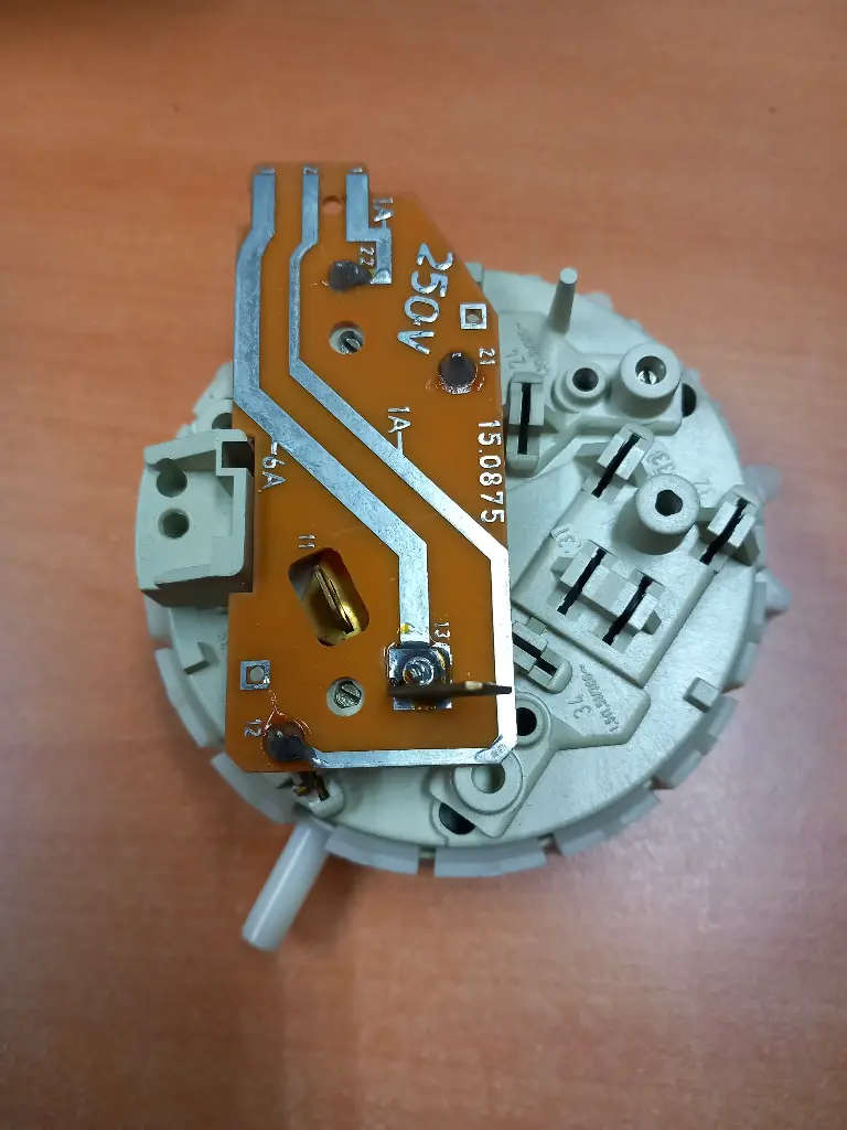 PRESSOSTAT AEG 899645175210 - Jusqu'à fin de stock