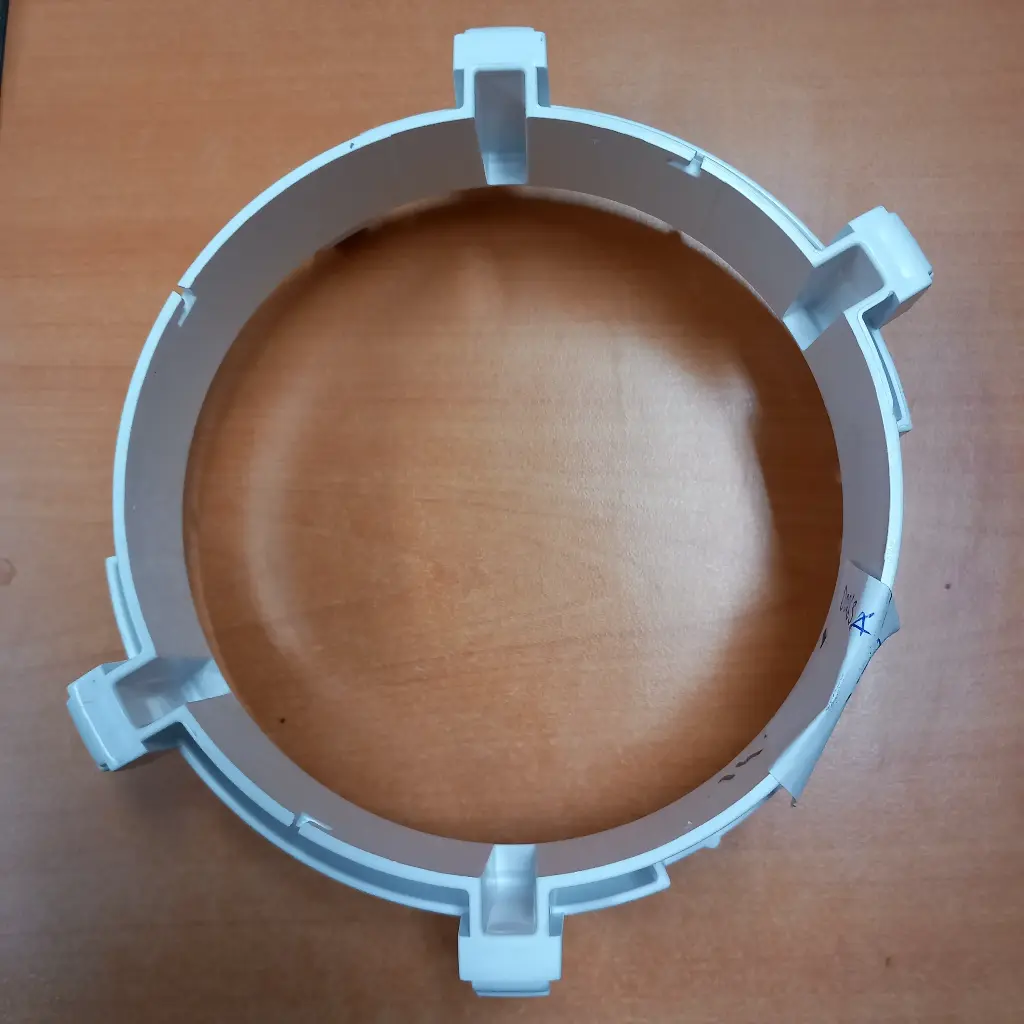 CONNECTEUR (FENETRE) TUYAU EVACUATION CLIMATISEUR DOMO DO263A-31 / DO1034A-36 - MIDEA 12120600A13765 - DIAMETRE 14 / 16CM