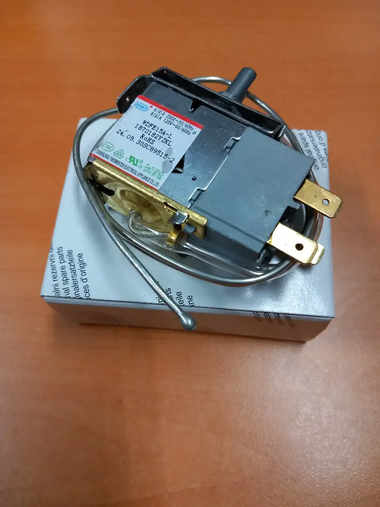 Thermostat frigo Hisense / Gorenje HK1093322 - WDFE28C-L2 / ETNA 7374860