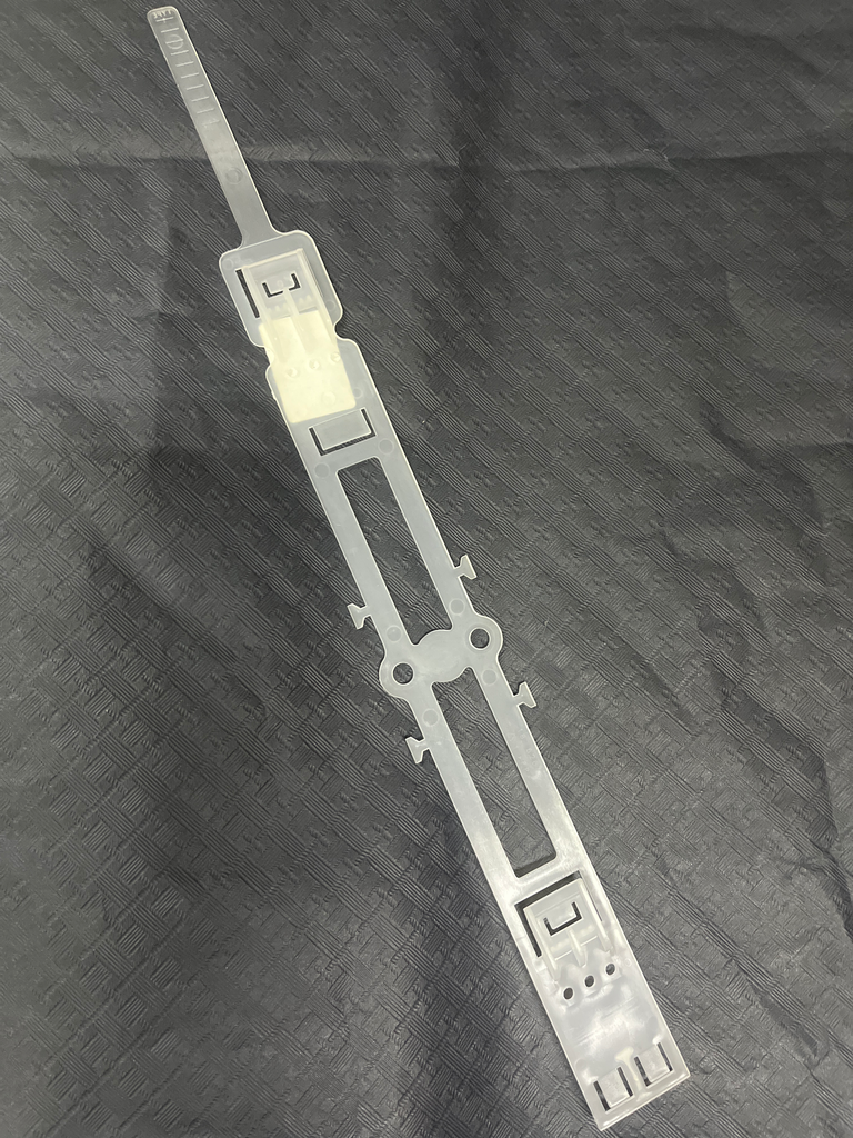 PIECE FIXATION PANNEAU DECOR PORTE LV BEKO / WHIRLPOOL 481227318061 / 1882670100 / C00914183