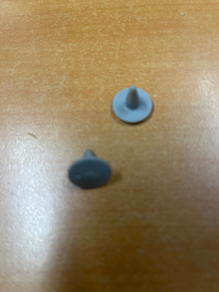 CLIPS / FIXATION ROULETTE PANIER LV WHIRLPOOL  481953538021 /1P - Jusqu'à fin de stock