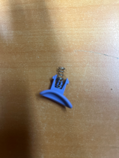 [332.002.005.000] CLIPS BLEU FERMETURE DE BAC A PRODUIT LV WHIRLPOOL 481244011209  - Jusqu'à fin de stock